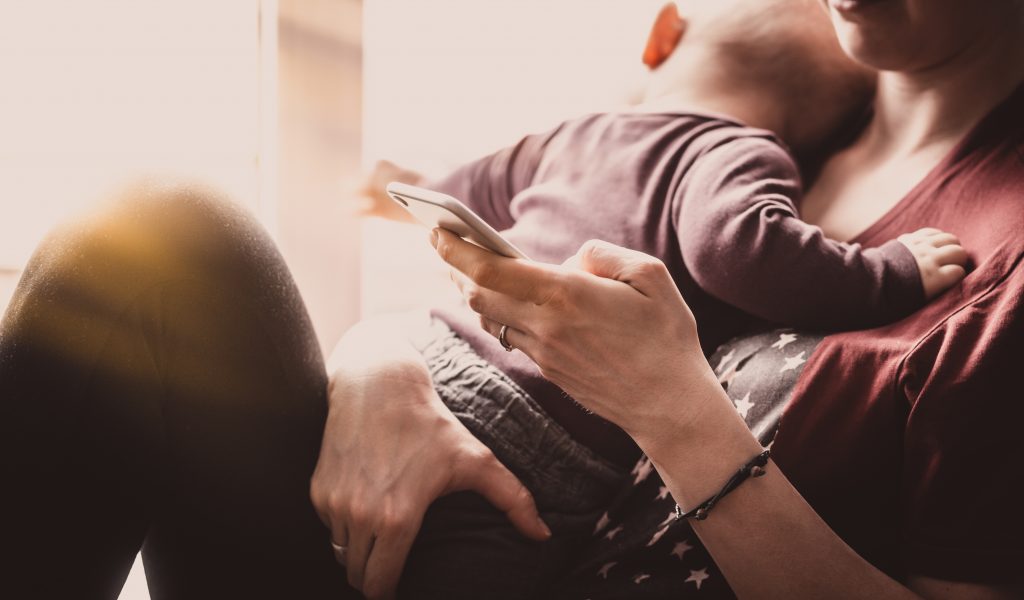 Bilden visar hur man enkelt kan betala lön till privat barnvakt eller au pair - några klick med mobilen