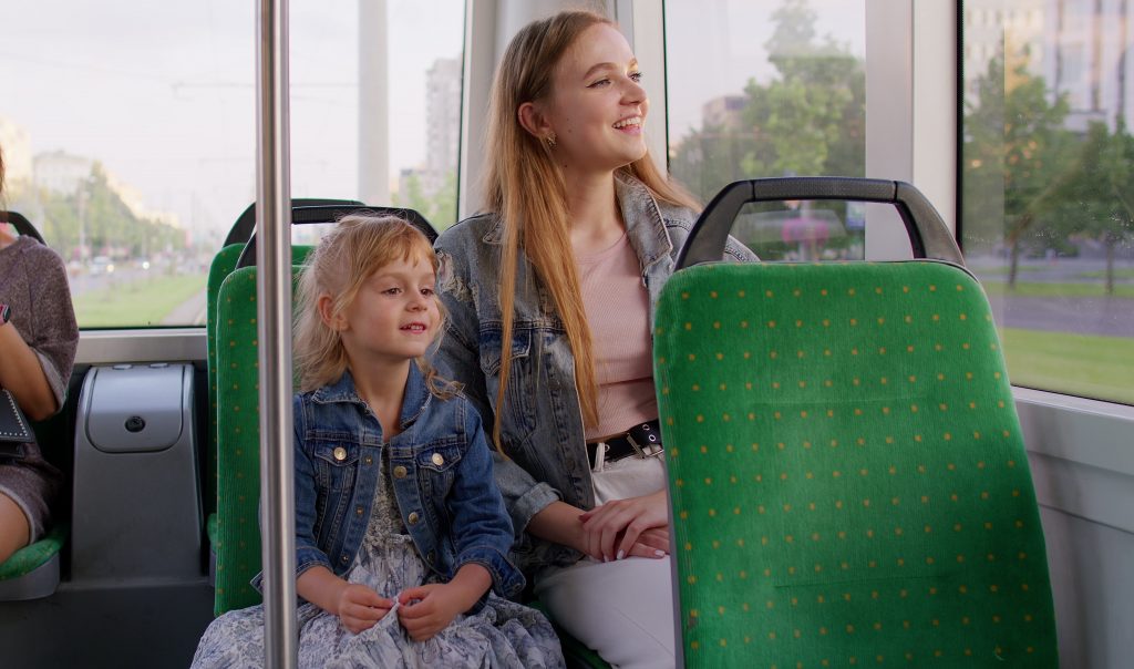 Vad det kostar att ha au pair i Sverige beror på saker som om au pairen behöver busskort för att hämta barnen