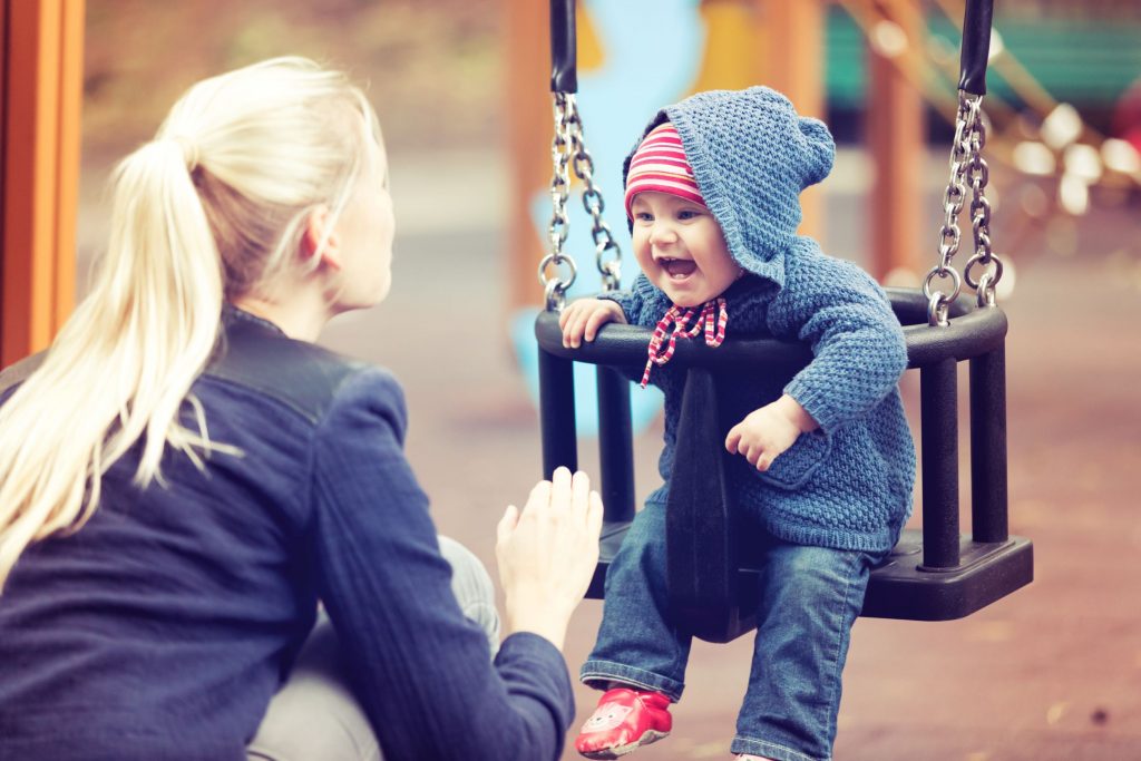 Bilden visar en tjej som skulle kunna vara en au pair i Sverige men som nog borde kallas inneboende nanny
