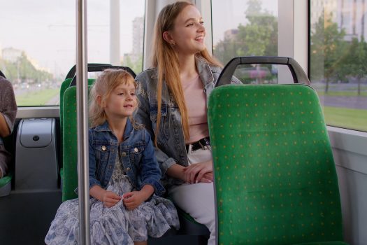 Om au pairen ska hämta barn med buss bör familjen stå för kostnaden