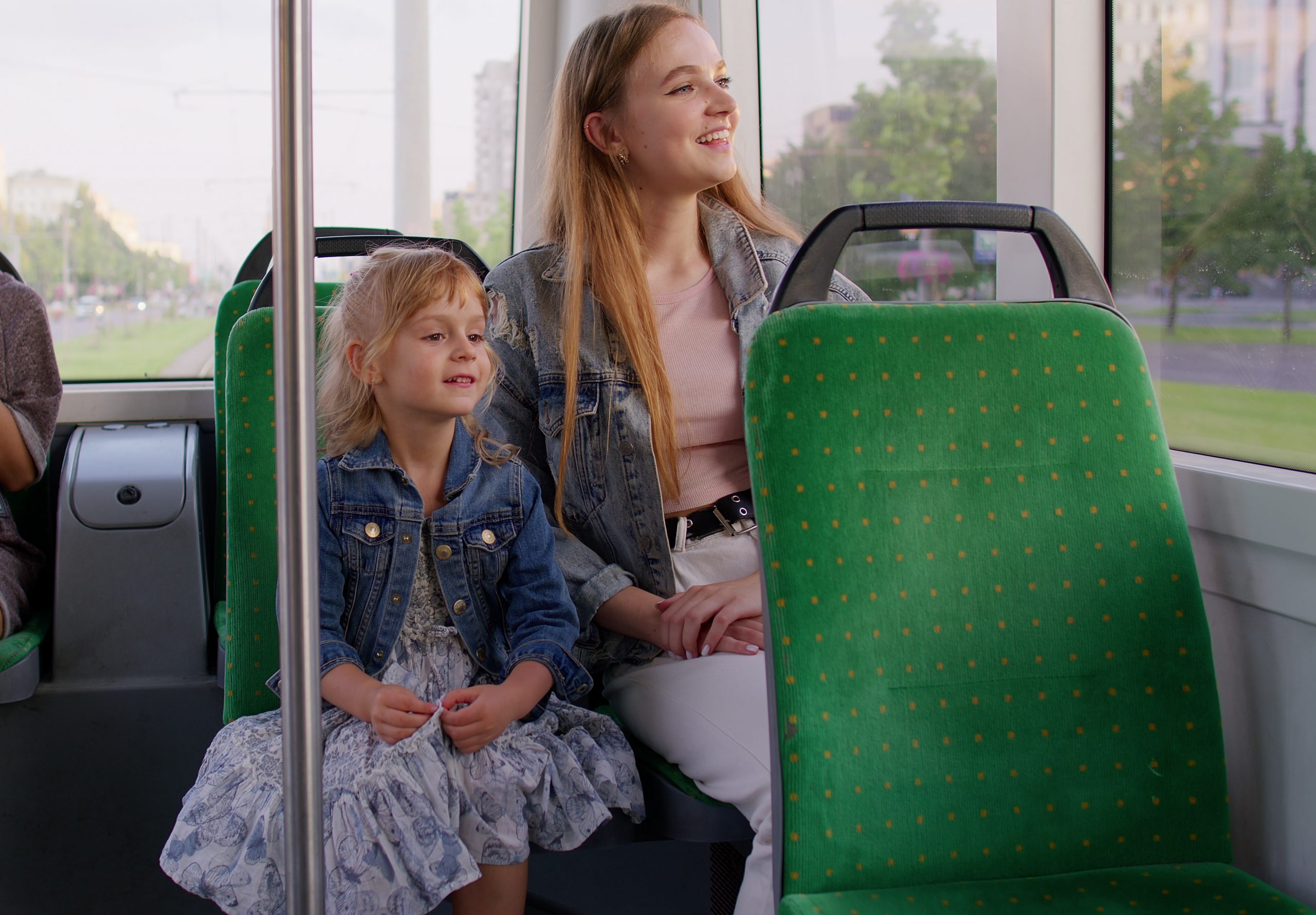 Om au pairen ska hämta barn med buss bör familjen stå för kostnaden