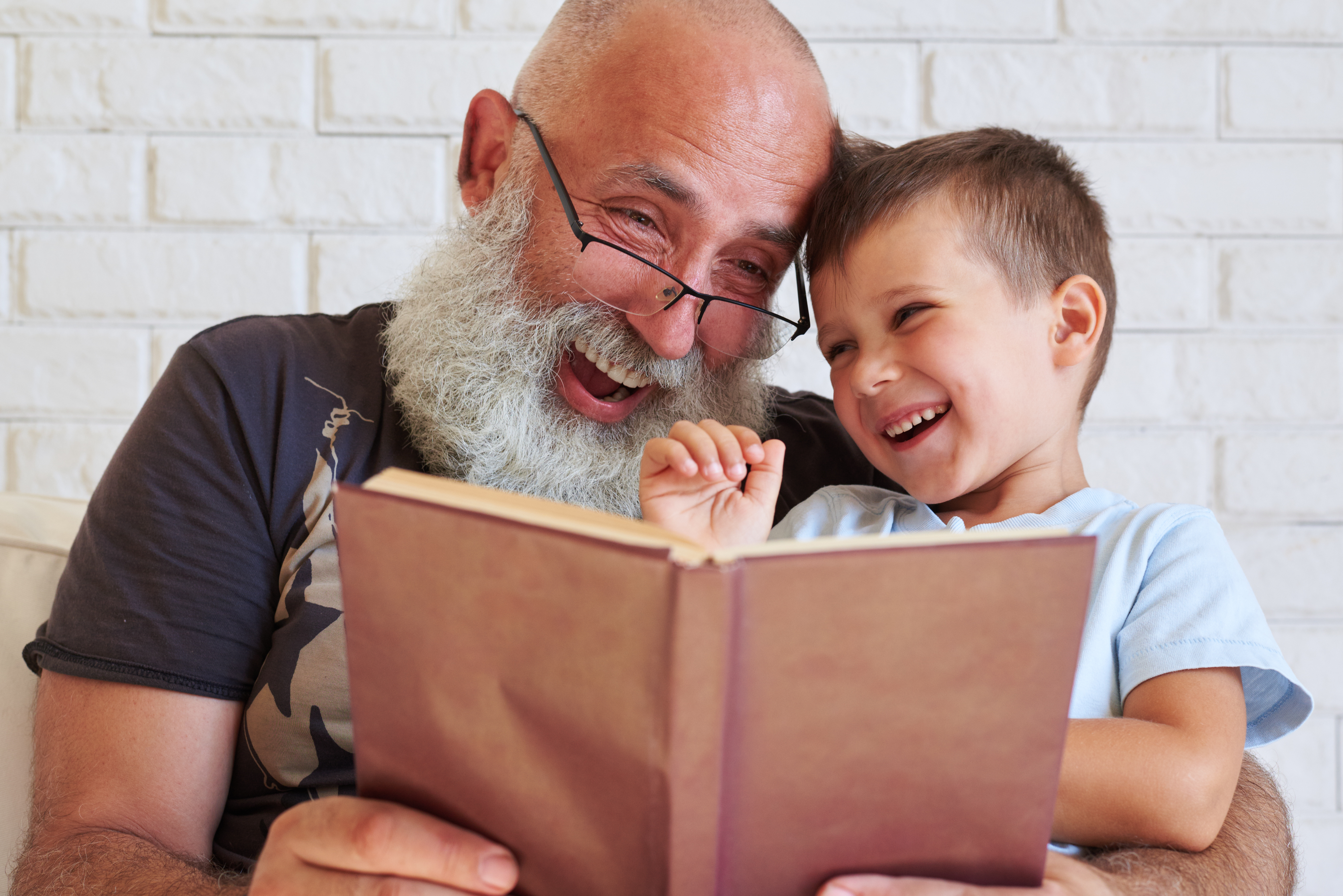 Farfar som läser för barnbarn kräver nog ingen lön som barnvakt